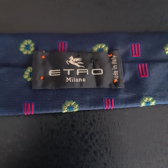 ETRO Milano 100% Silk Men's Neck Tie Navy w/ Pink "E" Logo Design - Picture 3 of 11